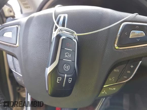 ✅ 2014 Lincoln MKZ Hybrid • VIN: 3LN6L2LU1ER832302 • Lot: 43651915. Wystawiony na IAAI z przebiegiem 210 186 mil. Bezpłatny archiwum sprzedaży aukcyjnych z USA i szczegółowy raport historii pojazdu na DreamBid. Zdjęcie 11.