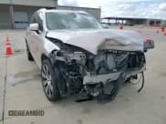 ✅ 2025 Volvo XC90 Plus • VIN: YV4H60PEXS1302327 • Lot: 83825535. Wystawiony na Copart z przebiegiem Nie podano. Bezpłatny archiwum sprzedaży aukcyjnych z USA i szczegółowy raport historii pojazdu na DreamBid. Zdjęcie 15.