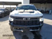 ✅ 2025 Chevrolet Silverado 1500 • VIN: 3GCUKHE88SG155418 • Лот: 43241485. Опубликован ранее на Copart с пробегом 471 миль. Бесплатный доступ к архиву аукционных продаж из США и подробный отчёт об истории автомобиля на DreamBid. Изображение 5.