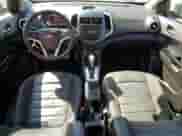 ✅ 2013 Chevrolet Sonic RS • VIN: 1G1JG6SB8D4221340 • Lot: 46548375. Wystawiony na Copart z przebiegiem 84 336 mil mil. Skorzystaj z bezpłatnego archiwum sprzedaży aukcyjnych z USA i zobacz szczegółowy raport historii pojazdu na DreamBid. Zdjęcie 8.