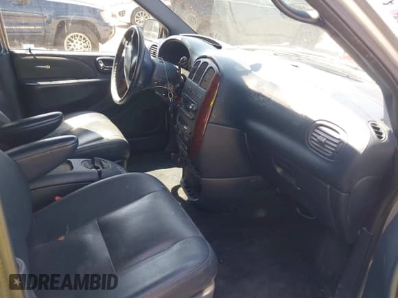 ✅ 2003 Chrysler Town & Country Limited • VIN: 2C8GP64L83R301500 • Lot: 42531444. Listed on IAAI with 152,252 mi. Free auction sales archive from the USA and detailed vehicle history report at DreamBid. Image 5.