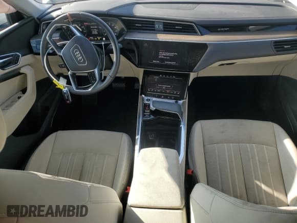 ✅ 2024 Audi Q8 e-tron Premium Plus • VIN: WA15AAGE3RB008907 • Lot: 83701054. Wystawiony na Copart z przebiegiem 8 760 mil. Bezpłatny archiwum sprzedaży aukcyjnych z USA i szczegółowy raport historii pojazdu na DreamBid. Zdjęcie 8.