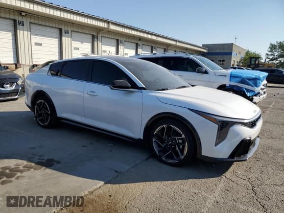 ✅ 2025 Kia K4 GT-Line • VIN: 3KPFW4DE4SE093847 • Lot: 67602635. Wystawiony na Copart z przebiegiem 3 669 mil. Bezpłatny archiwum sprzedaży aukcyjnych z USA i szczegółowy raport historii pojazdu na DreamBid. Zdjęcie 4.