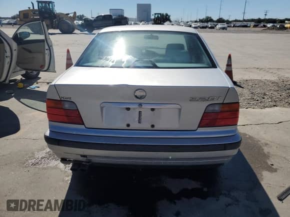 1998 BMW 3 Series 328i z VIN WBACD4326WAV64466, wystawiony jako Copart lot #74957534 z przebiegiem 152 963 mil mil oraz Szkoda całkowita • Salvage title. Historia ofert i sprzedaży dostępna na DreamBid. Obrazek 6.