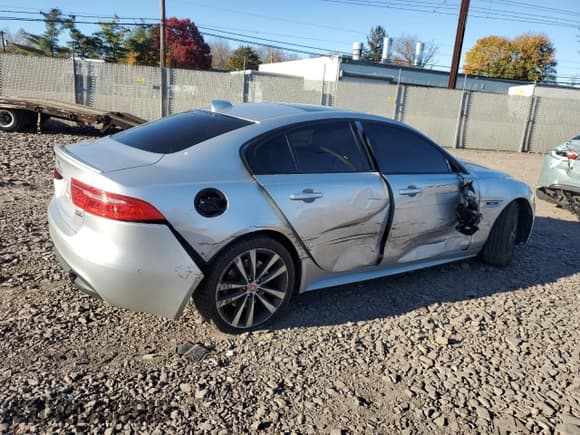 ✅ 2017 Jaguar XE 35t R-Sport • VIN: SAJAL4BV4HA959971 • Lot: 91518775. Wystawiony na Copart z przebiegiem 71 174 mil. Bezpłatny archiwum sprzedaży aukcyjnych z USA i szczegółowy raport historii pojazdu na DreamBid. Zdjęcie 3.