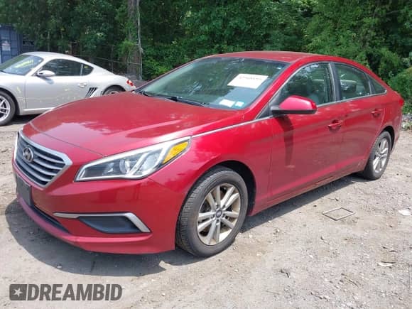 2016 Hyundai Sonata 2.4L z VIN 5NPE24AF0GH395112, wystawiony jako IAAI lot #42568193 z przebiegiem 103 612 mil mil oraz . Historia ofert i sprzedaży dostępna na DreamBid. Obrazek 2.