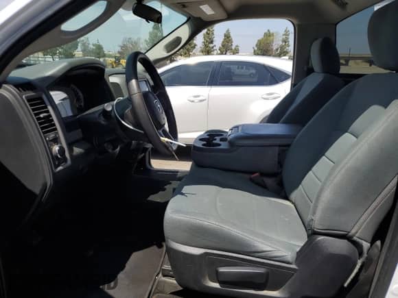 2017 Ram 1500 Tradesman z VIN 3C6JR6AG1HG791498, wystawiony jako Copart lot #60173345 z przebiegiem 89 814 mil mil oraz Szkoda całkowita • Salvage title. Historia ofert i sprzedaży dostępna na DreamBid. Obrazek 7.