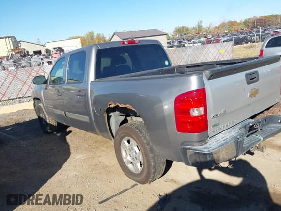 ✅ 2007 Chevrolet Silverado 1500 1LT • VIN: 2GCEC13J171730196 • Lot: 43476968. Wystawiony na IAAI z przebiegiem 319 737 mil. Bezpłatny archiwum sprzedaży aukcyjnych z USA i szczegółowy raport historii pojazdu na DreamBid. Zdjęcie 3.