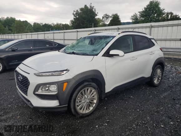 2020 Hyundai Kona SEL z VIN KM8K2CAA7LU555791, wystawiony jako Copart lot #61064063 z przebiegiem 17 859 mil mil oraz . Historia ofert i sprzedaży dostępna na DreamBid. Obrazek 1.