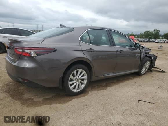 2021 Toyota Camry LE z VIN 4T1R11BK4MU035322, wystawiony jako Copart lot #64804995 z przebiegiem 89 483 mil mil oraz Szkoda całkowita • Salvage title. Historia ofert i sprzedaży dostępna na DreamBid. Obrazek 3.