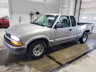 ✅ 2002 Chevrolet S-10 LS • VIN: 1GCCS19W228240384 • Lot: 86144875. Wystawiony na Copart z przebiegiem 85 653 mil. Bezpłatny archiwum sprzedaży aukcyjnych z USA i szczegółowy raport historii pojazdu na DreamBid. Zdjęcie 1.