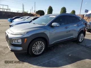 ✅ 2018 Hyundai Kona SEL • VIN: KM8K22AA2JU075116 • Лот: 84266075. Опубликован ранее на Copart с пробегом 47 631 миль. Бесплатный доступ к архиву аукционных продаж из США и подробный отчёт об истории автомобиля на DreamBid. Изображение 1.