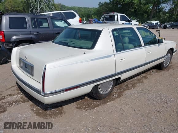 ✅ 1994 Cadillac Concours • VIN: 1G6KF52YXRU210203 • Лот: 42776559. Опубликован ранее на IAAI с пробегом 136 401 миль. Бесплатный доступ к архиву аукционных продаж из США и подробный отчёт об истории автомобиля на DreamBid. Изображение 4.