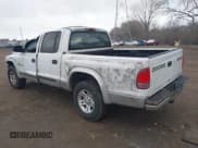 ✅ 2002 Dodge Dakota SLT • VIN: 1B7HG48N72S577296 • Lot: 41848637. Wystawiony na IAAI z przebiegiem 133 777 mil. Bezpłatny archiwum sprzedaży aukcyjnych z USA i szczegółowy raport historii pojazdu na DreamBid. Zdjęcie 3.