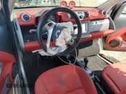 ✅ 2013 Smart fortwo Passion • VIN: WMEEK3BA6DK589056 • Lot: 64065245. Wystawiony na Copart z przebiegiem 100 123 mil. Bezpłatny archiwum sprzedaży aukcyjnych z USA i szczegółowy raport historii pojazdu na DreamBid. Zdjęcie 8.