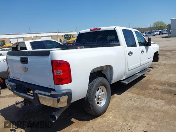✅ 2008 Chevrolet Silverado 2500HD 1LT • VIN: 1GCHC23618F132280 • Lot: 41981675. Wystawiony na IAAI z przebiegiem 164 487 mil. Bezpłatny archiwum sprzedaży aukcyjnych z USA i szczegółowy raport historii pojazdu na DreamBid. Zdjęcie 4.