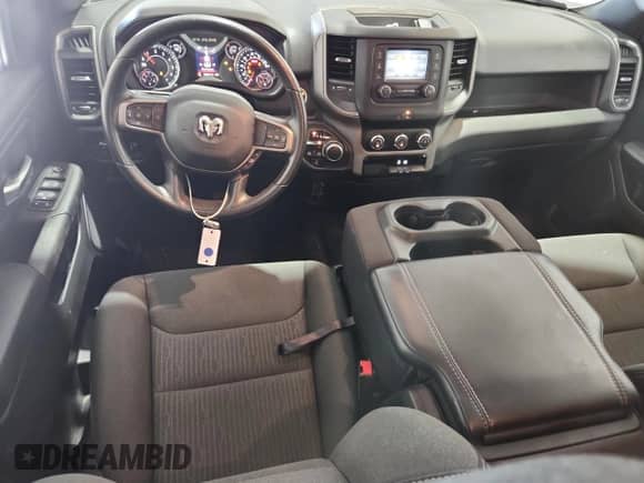 2023 Ram 1500 Tradesman z VIN 1C6RRFCG4PN615468, wystawiony jako Copart lot #89879455 z przebiegiem 12 054 mil mil oraz Czysty tytuł • Clean title. Historia ofert i sprzedaży dostępna na DreamBid. Obrazek 8.