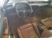 ✅ 1985 BMW 6 Series 635CSi • VIN: WBAEC8400F0611576 • Lot: 52735165. Wystawiony na Copart z przebiegiem 152 898 mil. Bezpłatny archiwum sprzedaży aukcyjnych z USA i szczegółowy raport historii pojazdu na DreamBid. Zdjęcie 8.