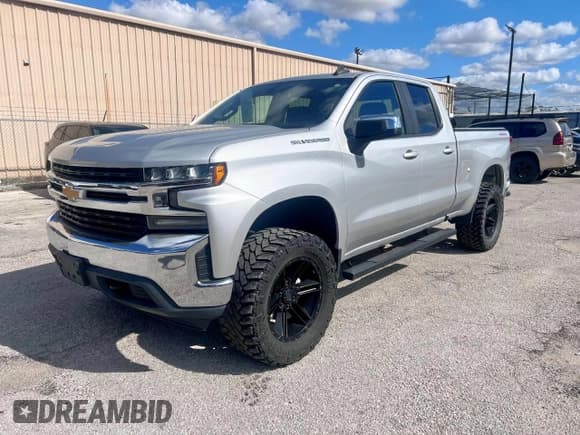 ✅ 2020 Chevrolet Silverado 1500 LT • VIN: 1GCRYDED9LZ156735 • Лот: 93245825. Опубликован ранее на Copart с пробегом 107 393 миль. Бесплатный доступ к архиву аукционных продаж из США и подробный отчёт об истории автомобиля на DreamBid. Изображение 2.