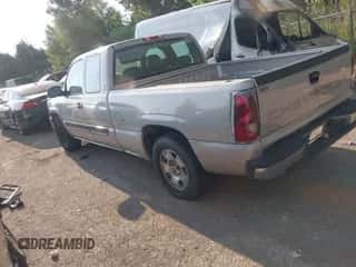 2004 Chevrolet Silverado 1500 LS z VIN 2GCEC19V641328647, wystawiony jako IAAI lot #43223352 z przebiegiem 18 790 mil mil oraz . Historia ofert i sprzedaży dostępna na DreamBid. Obrazek 3.