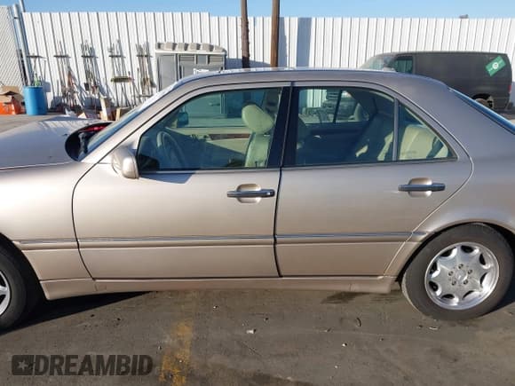 ✅ 2000 Mercedes-Benz C 230 Kompressor • VIN: WDBHA24G9YA856825 • Lot: 41418925. Wystawiony na IAAI z przebiegiem 99 616 mil. Bezpłatny archiwum sprzedaży aukcyjnych z USA i szczegółowy raport historii pojazdu na DreamBid. Zdjęcie 14.