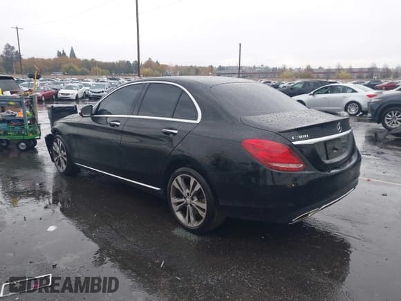 ✅ 2015 Mercedes-Benz C 300 Luxury • VIN: 55SWF4KB3FU092812 • Лот: 43623619. Опубликован ранее на IAAI с пробегом 143 919 миль. Бесплатный доступ к архиву аукционных продаж из США и подробный отчёт об истории автомобиля на DreamBid. Изображение 3.