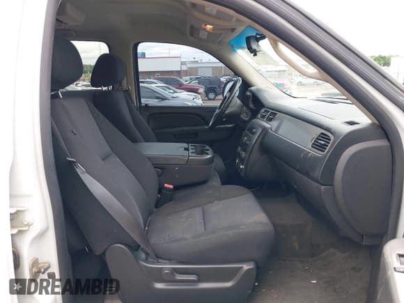 ✅ 2010 Chevrolet Suburban LS • VIN: 1GNUCHE09AR200640 • Lot: 42326053. Listed on IAAI with 218,327 mi. Free auction sales archive from the USA and detailed vehicle history report at DreamBid. Image 5.