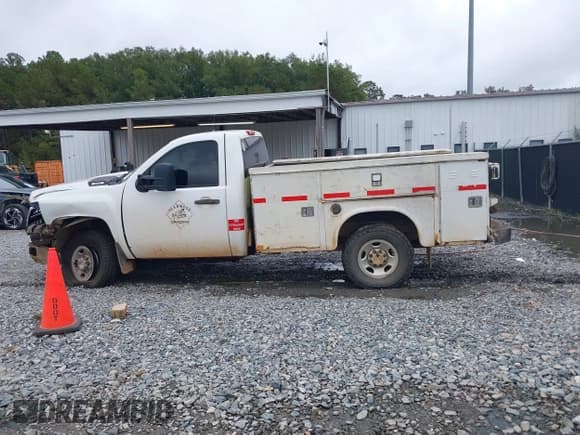 ✅ 2010 Chevrolet Silverado 2500HD Work Truck • VIN: 1GC3KVBG5AF115495 • Lot: 43522977. Listed on IAAI with 337,693 mi. Free auction sales archive from the USA and detailed vehicle history report at DreamBid. Image 14.