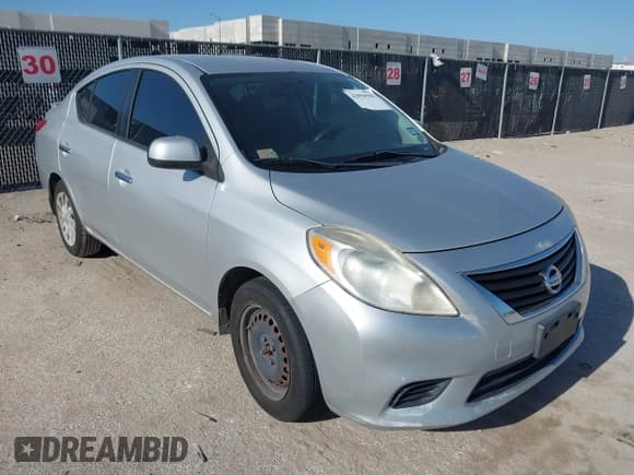 ✅ 2013 Nissan Versa S • VIN: 3N1CN7AP9DL848893 • Lot: 42856506. Wystawiony na IAAI z przebiegiem 156 240 mil. Bezpłatny archiwum sprzedaży aukcyjnych z USA i szczegółowy raport historii pojazdu na DreamBid. Zdjęcie 1.