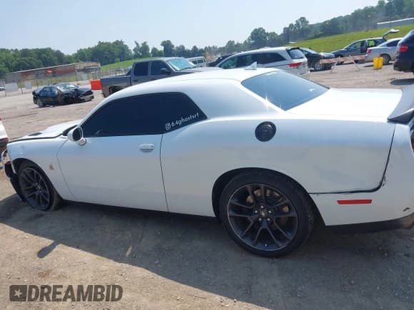 ✅ 2020 Dodge Challenger R/T Scat Pack Widebody • VIN: 2C3CDZFJ8LH110675 • Lot: 42404859. Wystawiony na IAAI z przebiegiem 70 878 mil. Bezpłatny archiwum sprzedaży aukcyjnych z USA i szczegółowy raport historii pojazdu na DreamBid. Zdjęcie 14.