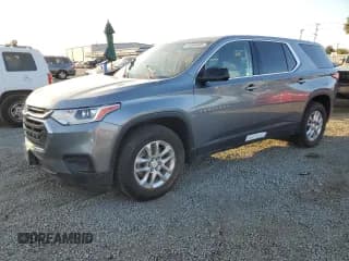 ✅ 2021 Chevrolet Traverse LS • VIN: 1GNERFKW5MJ247960 • Lot: 84956495. Wystawiony na Copart z przebiegiem 52 676 mil. Bezpłatny archiwum sprzedaży aukcyjnych z USA i szczegółowy raport historii pojazdu na DreamBid. Zdjęcie 1.