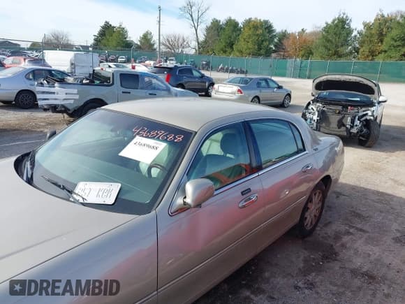 ✅ 2009 Lincoln Town Car Signature Limited • VIN: 2LNHM82V39X619538 • Lot: 43689688. Listed on IAAI with 196,708 mi. Free auction sales archive from the USA and detailed vehicle history report at DreamBid. Image 6.