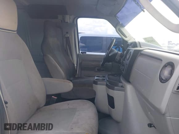 ✅ 2013 Ford Econoline Cargo Commercial • VIN: 1FTSS3EL4DDA11914 • Lot: 42601147. Wystawiony na IAAI z przebiegiem 251 676 mil. Bezpłatny archiwum sprzedaży aukcyjnych z USA i szczegółowy raport historii pojazdu na DreamBid. Zdjęcie 5.