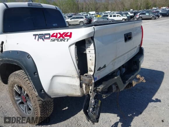 ✅ 2017 Toyota Tacoma SR5 • VIN: 5TFCZ5AN9HX061330 • Lot: 42061356. Listed on IAAI with 222,590 mi. Free auction sales archive from the USA and detailed vehicle history report at DreamBid. Image 6.