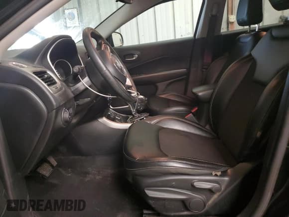 ✅ 2018 Jeep Compass Latitude • VIN: 3C4NJDBB9JT484750 • Lot: 92164385. Wystawiony na Copart z przebiegiem 95 755 mil. Bezpłatny archiwum sprzedaży aukcyjnych z USA i szczegółowy raport historii pojazdu na DreamBid. Zdjęcie 7.