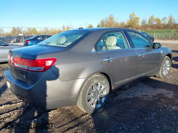 ✅ 2011 Lincoln MKZ • VIN: 3LNHL2GCXBR764409 • Lot: 43450790. Listed on IAAI with 106,827 mi. Free auction sales archive from the USA and detailed vehicle history report at DreamBid. Image 4.