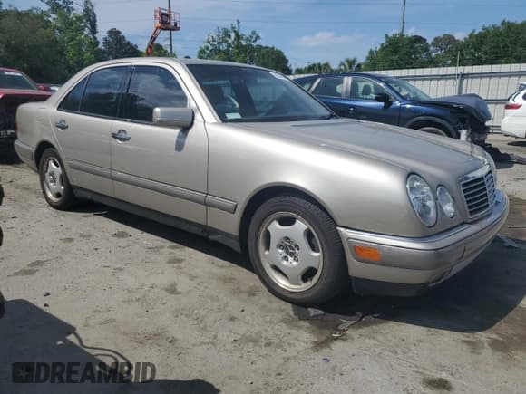 ✅ 1997 Mercedes-Benz E 320 • VIN: WDBJF72F0VA262484 • Lot: 54346945. Wystawiony na Copart z przebiegiem 145 352 mil. Bezpłatny archiwum sprzedaży aukcyjnych z USA i szczegółowy raport historii pojazdu na DreamBid. Zdjęcie 4.