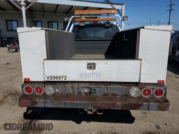 ✅ 2006 Chevrolet Silverado 1500 • VIN: 1GBHC29U16E253470 • Лот: 60060335. Опубликован ранее на Copart с пробегом 131 617 миль. Бесплатный доступ к архиву аукционных продаж из США и подробный отчёт об истории автомобиля на DreamBid. Изображение 6.