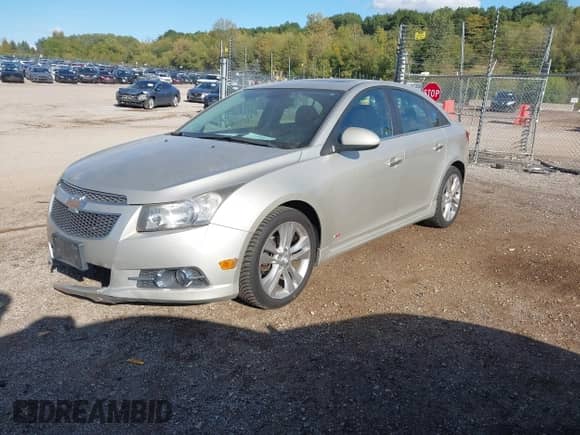 2013 Chevrolet Cruze LTZ z VIN 1G1PG5SB1D7120028, wystawiony jako IAAI lot #43409983 z przebiegiem 232 025 mil mil oraz . Historia ofert i sprzedaży dostępna na DreamBid. Obrazek 2.