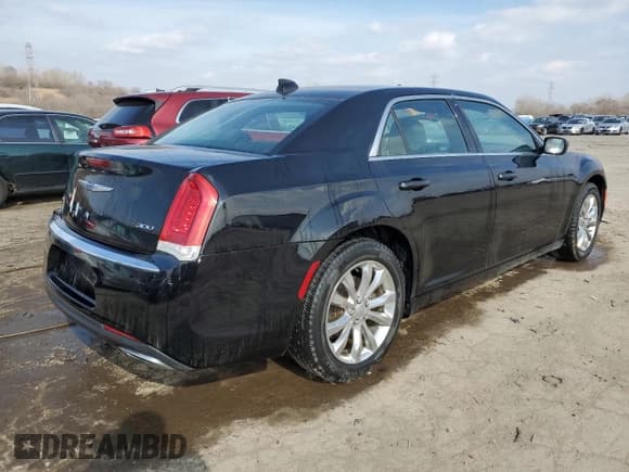 ✅ 2018 Chrysler 300 Touring • VIN: 2C3CCARG2JH324885 • Lot: 44934934. Wystawiony na Copart z przebiegiem 74 715 mil. Bezpłatny archiwum sprzedaży aukcyjnych z USA i szczegółowy raport historii pojazdu na DreamBid. Zdjęcie 3.