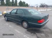✅ 1997 Mercedes-Benz E 320 • VIN: WDBJF55F3VJ034009 • Lot: 41710225. Wystawiony na IAAI z przebiegiem 239 673 mil. Bezpłatny archiwum sprzedaży aukcyjnych z USA i szczegółowy raport historii pojazdu na DreamBid. Zdjęcie 3.