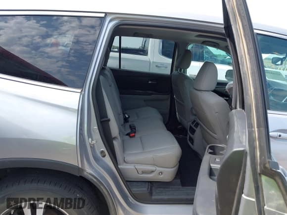✅ 2018 Honda Pilot EX-L • VIN: 5FNYF6H59JB045137 • Lot: 43168480. Listed on IAAI with 109,034 mi. Free auction sales archive from the USA and detailed vehicle history report at DreamBid. Image 8.