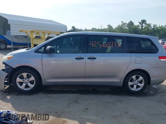 ✅ 2013 Toyota Sienna L • VIN: 5TDZK3DC3DS348420 • Лот: 42560718. Опубликован ранее на IAAI с пробегом 221 621 миль. Бесплатный доступ к архиву аукционных продаж из США и подробный отчёт об истории автомобиля на DreamBid. Изображение 15.