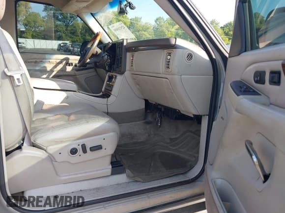 ✅ 2004 Cadillac Escalade • VIN: 1GYEK63N14R200973 • Lot: 42926800. Listed on IAAI with 261,068 mi. Free auction sales archive from the USA and detailed vehicle history report at DreamBid. Image 5.