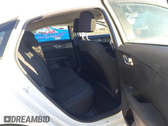 ✅ 2021 Kia Forte LXS • VIN: 3KPF24AD2ME276996 • Lot: 43532075. Wystawiony na IAAI z przebiegiem 46 468 mil. Bezpłatny archiwum sprzedaży aukcyjnych z USA i szczegółowy raport historii pojazdu na DreamBid. Zdjęcie 8.