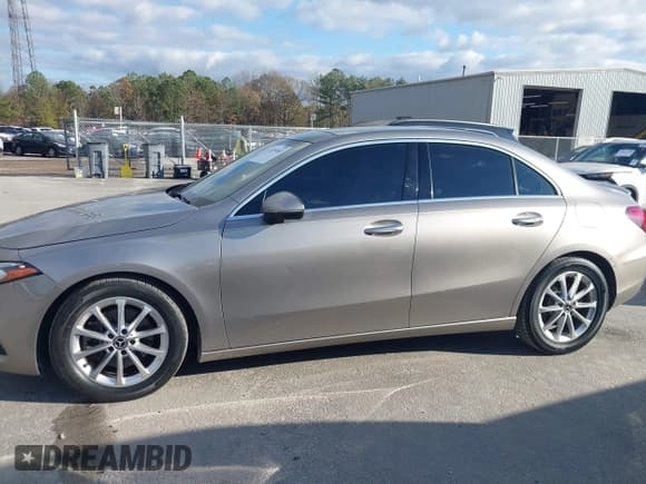 ✅ 2020 Mercedes-Benz A 220 • VIN: WDD3G4EBXLW038045 • Lot: 43895082. Wystawiony na IAAI z przebiegiem 104 897 mil. Bezpłatny archiwum sprzedaży aukcyjnych z USA i szczegółowy raport historii pojazdu na DreamBid. Zdjęcie 14.