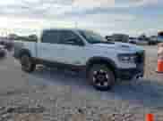 2020 Ram 1500 Rebel z VIN 1C6SRFLM1LN231228, wystawiony jako Copart lot #58342265 z przebiegiem 133 097 mil mil oraz Czysty tytuł • Clean title. Historia ofert i sprzedaży dostępna na DreamBid. Obrazek 4.