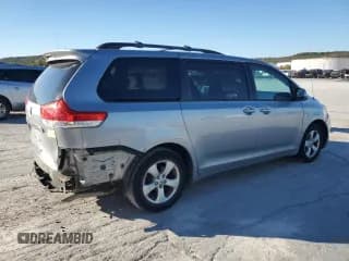 ✅ 2013 Toyota Sienna LE • VIN: 5TDKK3DC5DS323908 • Lot: 91250005. Wystawiony na Copart z przebiegiem 121 149 mil. Bezpłatny archiwum sprzedaży aukcyjnych z USA i szczegółowy raport historii pojazdu na DreamBid. Zdjęcie 3.