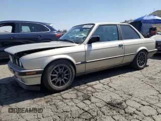 1989 BMW 3 Series z VIN WBAAA1309K4144884, wystawiony jako Copart lot #57916475 z przebiegiem 295 968 mil mil oraz Szkoda całkowita • Salvage title. Historia ofert i sprzedaży dostępna na DreamBid. Obrazek 1.