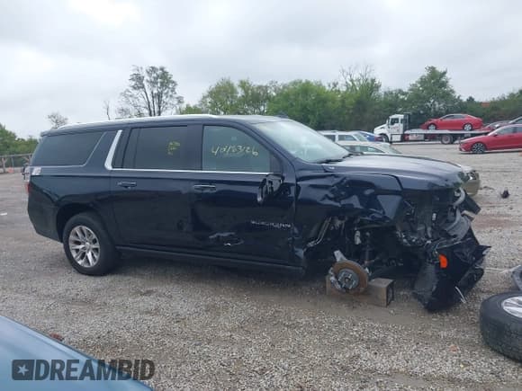 ✅ 2022 Chevrolet Suburban Premier • VIN: 1GNSKFKD4NR340736 • Lot: 40483126. Wystawiony na IAAI z przebiegiem 29 240 mil. Bezpłatny archiwum sprzedaży aukcyjnych z USA i szczegółowy raport historii pojazdu na DreamBid. Zdjęcie 14.